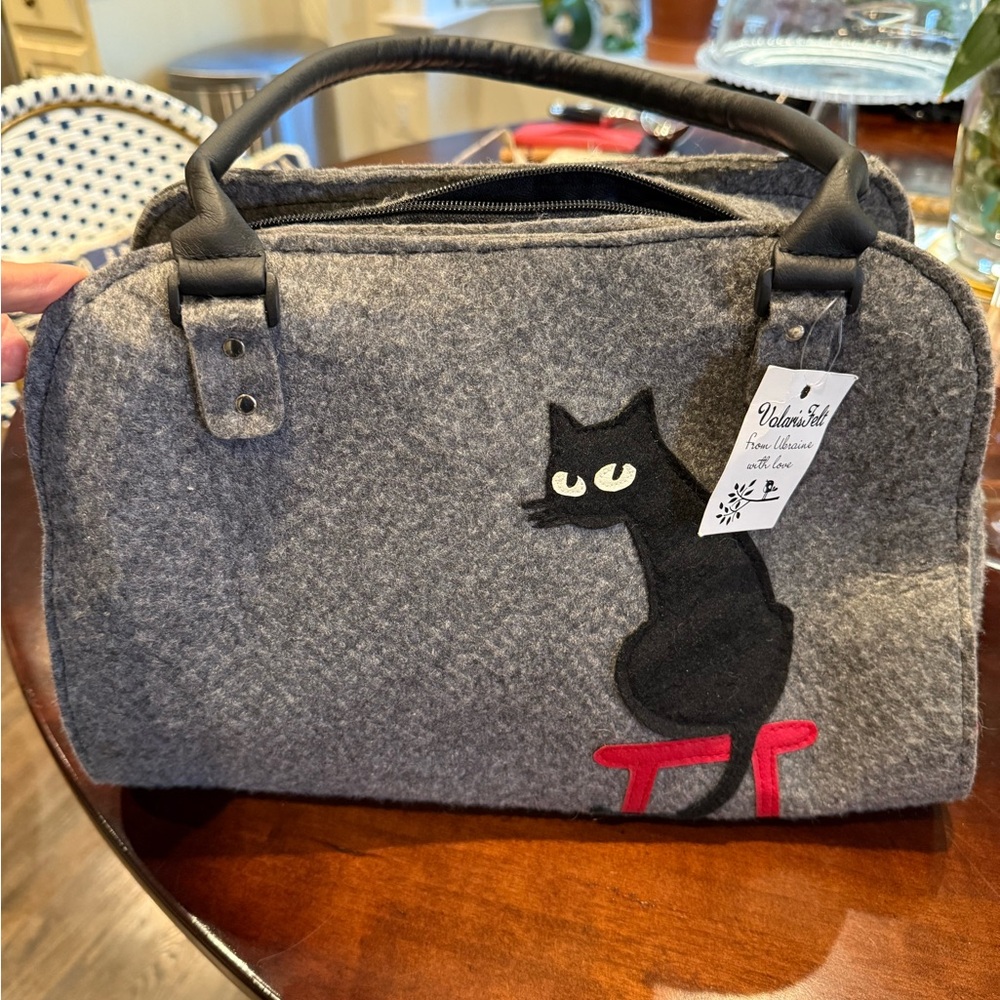 purse with appliquéd black cat. New with tags